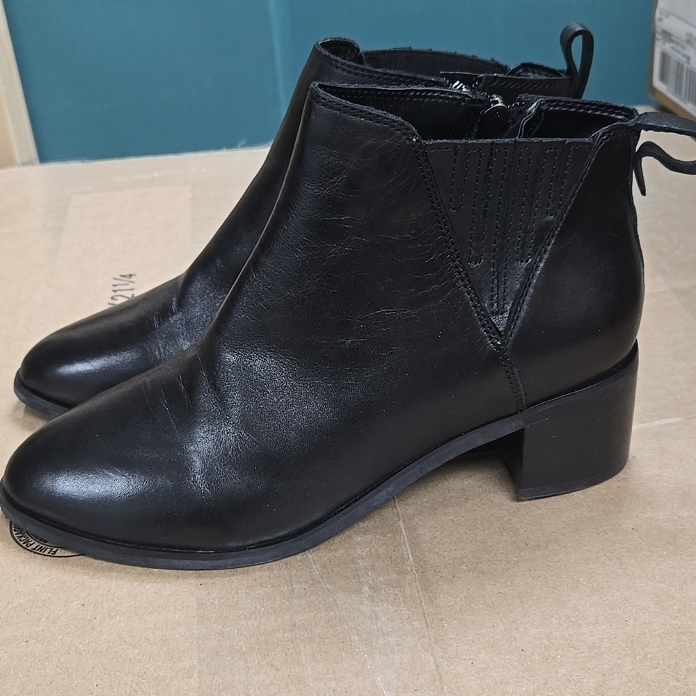 Easy Spirit Size 8 Black Leather Scuff Chelsea Style Ankle Boots